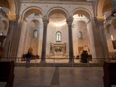 Raggiungiamo la fine della navata dove si trova l�arco trionfale formato da tre volte a sesto tondo. Il nostro viaggio inedito sta per iniziare. Perch� qui, nella parte posta in fondo alla chiesa si trova il presbiterio, la zona pi� ricca di tesori
